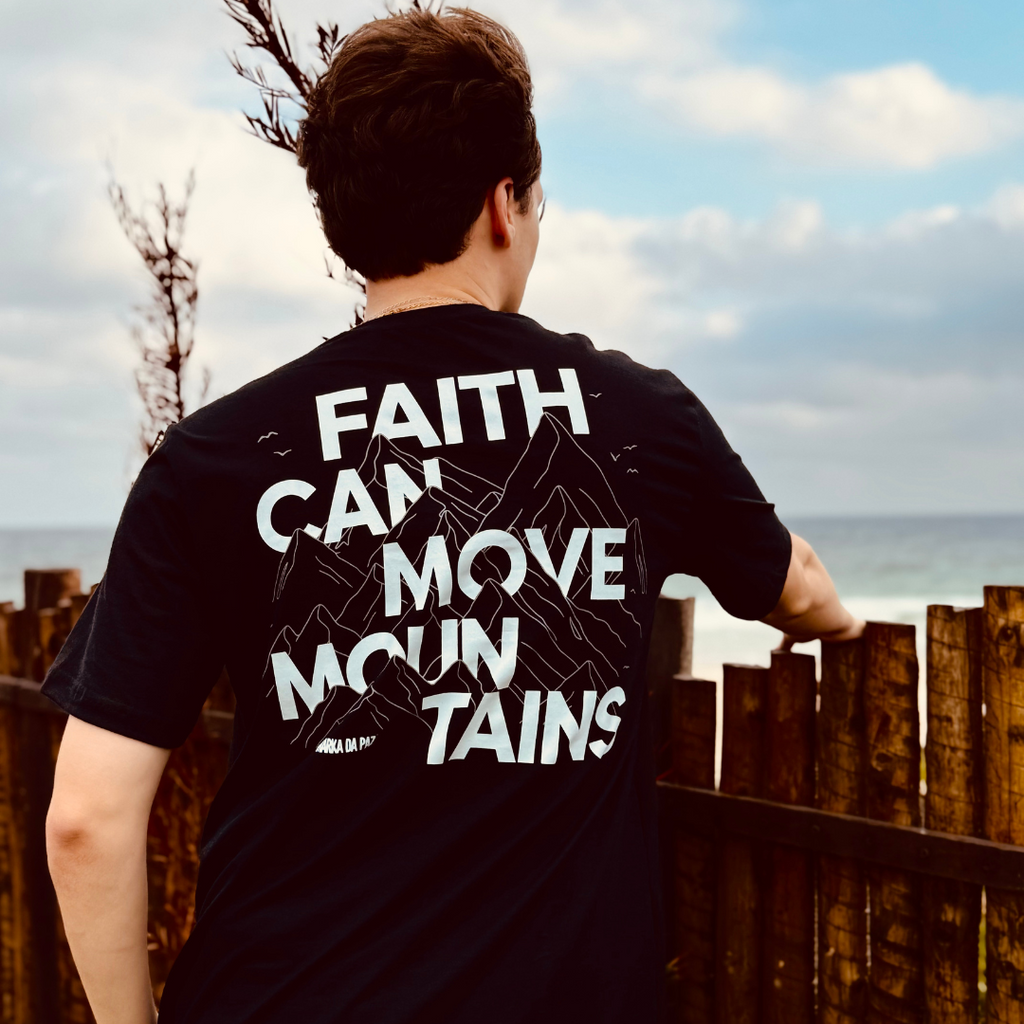 Camiseta Evangélica - A Fé Move Montanhas