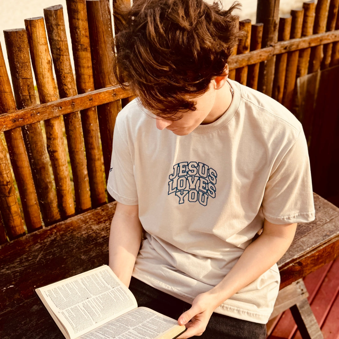Camiseta Evangélica - Jesus Loves You
