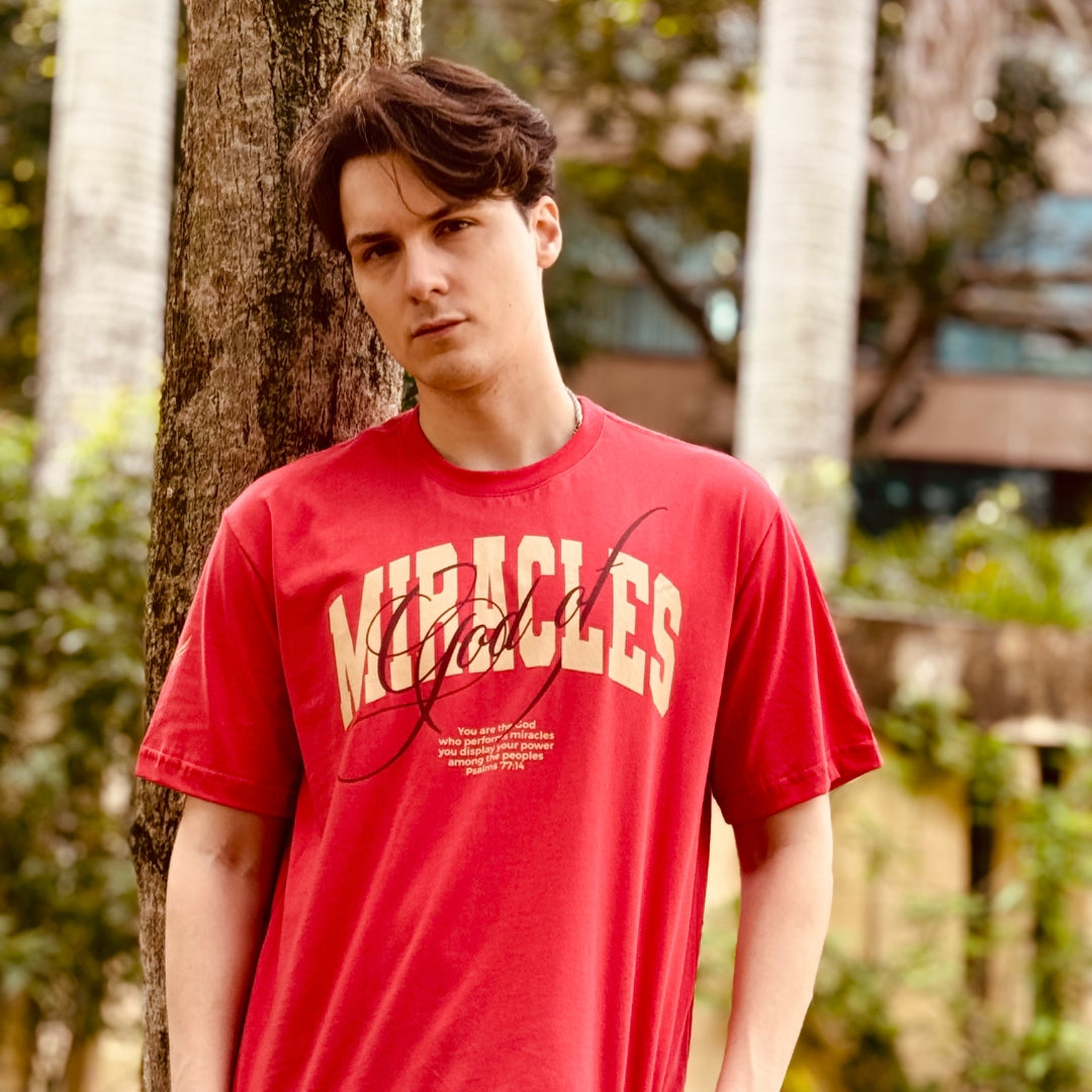 Camiseta Evangélica - God of Miracles