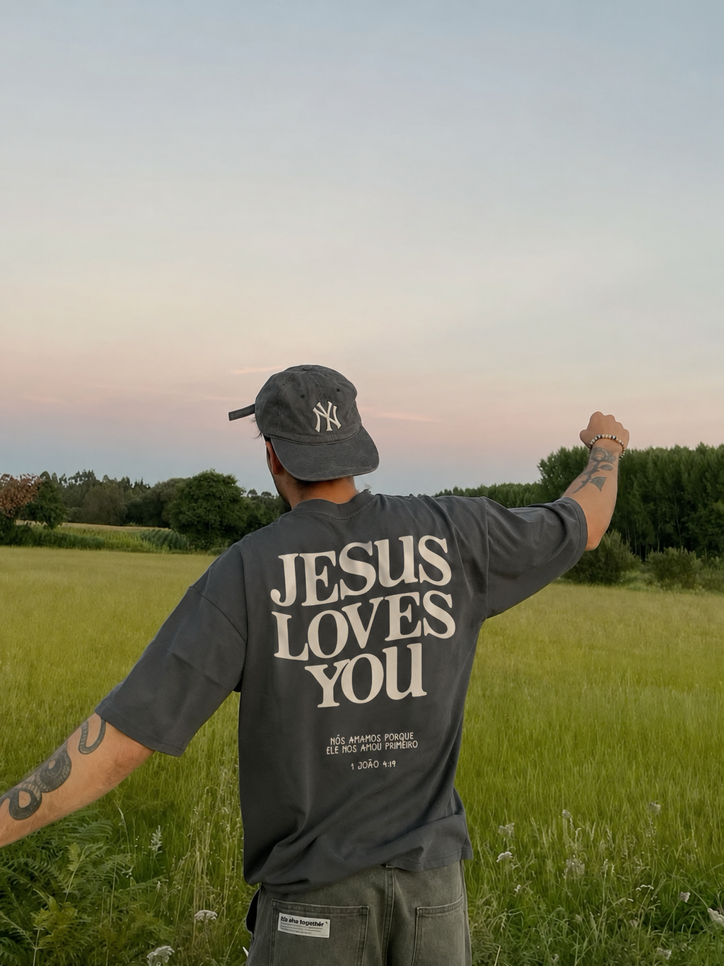 Camiseta JESUS LOVES YOU | Aline Barros