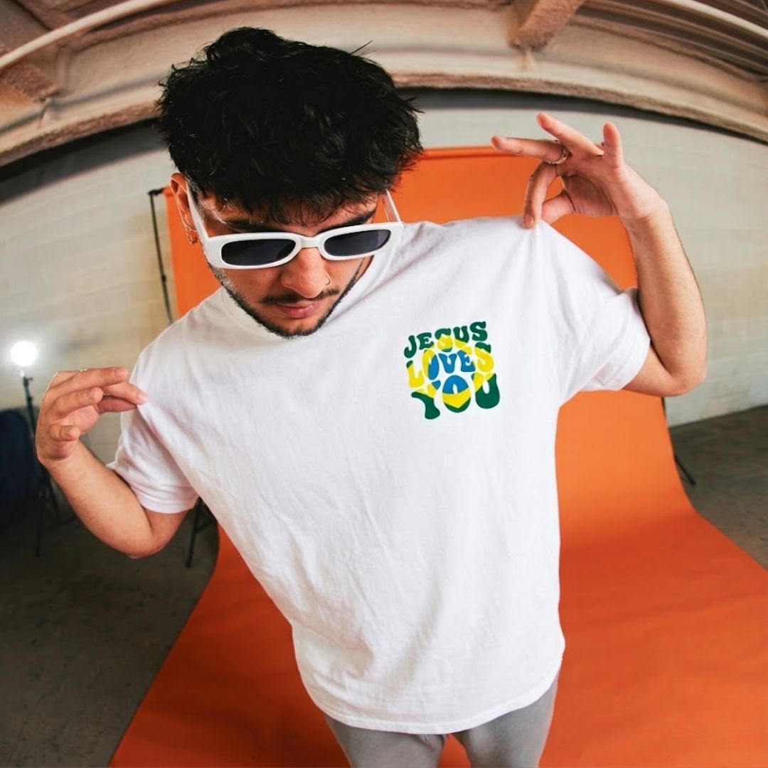 PRÉ-VENDA Camiseta Cristã - Jesus Loves You -  Amarelo e Verde BR